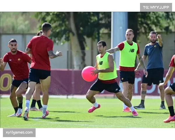 特写:场边镜头记录下乌迪内斯教练组实时通过平板电脑调整防守指令 特写:场边镜头记录下乌迪内斯教练组实时通过平板电脑调整防守指令